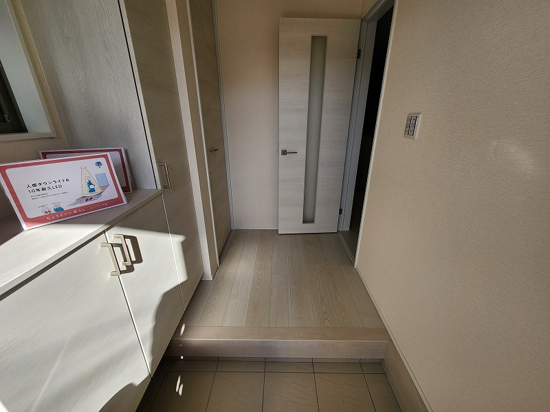 小牧市小木３丁目　新築戸建　６号棟の玄関|収納もある玄関です