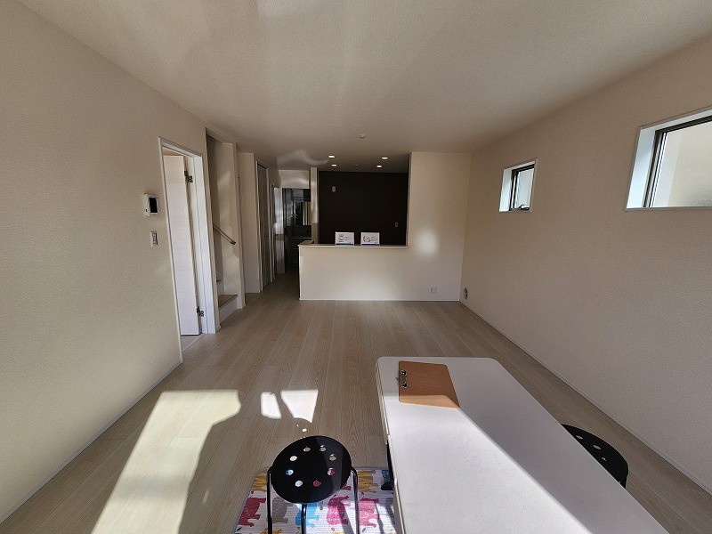 小牧市小木３丁目　新築戸建　６号棟の居間・リビング|ゆったり過ごせるリビングです