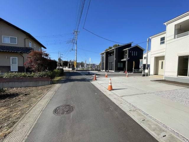 藤岡市藤岡第34（全4棟）4号棟の前面道路含む現地写真