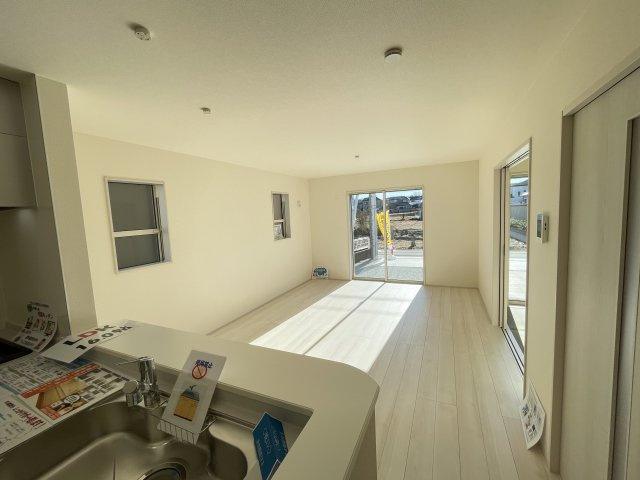 藤岡市藤岡第34（全4棟）4号棟の居間・リビング|ご家族の憩いの場となるLDKは、大きな窓からたっぷりの光が差し込む明るい空間です。リビング・ダイニング・キッチンと一体感のある広々空間でご家族くつろいで下さい(^▽^)/
