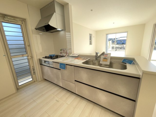 藤岡市藤岡第34（全4棟）4号棟のキッチン|ナチュラルな自然光の中での調理。お洒落な食器類を余裕で収納できるスペース。動きやすい女性目線のキッチン動線。これからはお料理をつくる時間が劇的に変わります。
