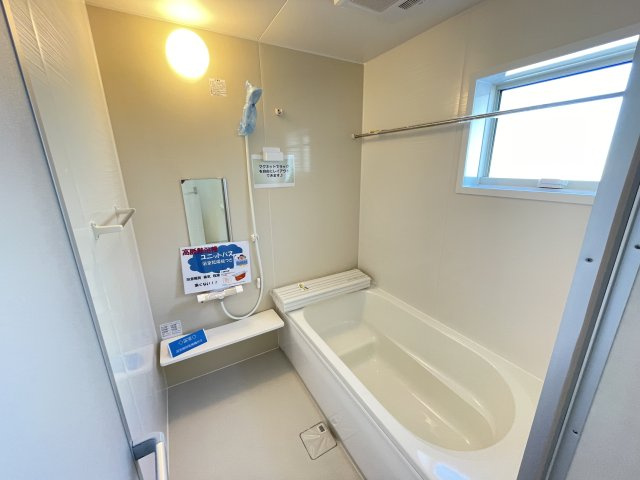 藤岡市藤岡第34（全4棟）4号棟の浴室|1坪サイズなので、お子様とご一緒の入浴でもゆったりできます。また、断熱性の良い仕様の為、入浴時間が違う場合でも温度を温かく保てます(^^♪
