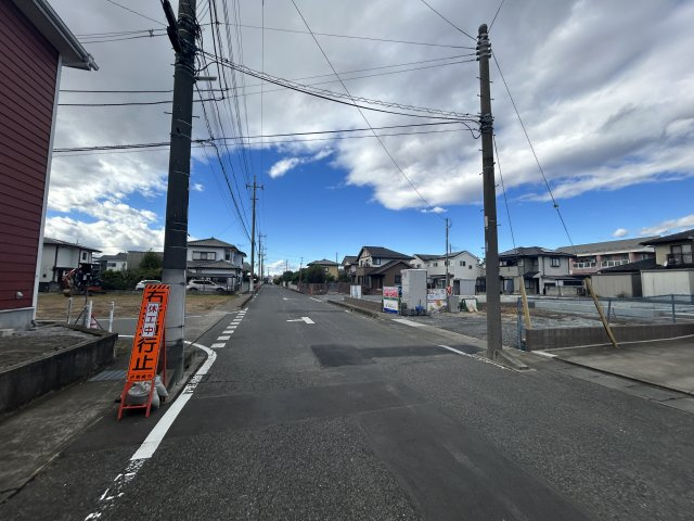 新築　伊勢崎市富塚町第5　Livele Garden.S　1号棟の前面道路含む現地写真|現地写真　南側接道幅員約9ｍ　西側接道幅員約4ｍ