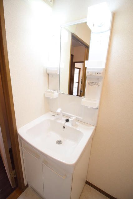 ルミエールFの洗面所|きれいなシャンプードレッサー付き♪