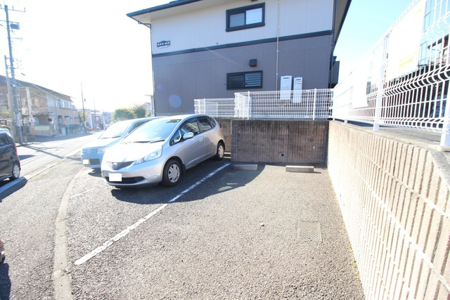 ルミエールFの駐車場