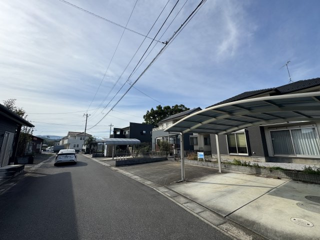 -三丁目不動産-　寄居町富田　注文住宅　駐車4台　カーポートの前面道路含む現地写真