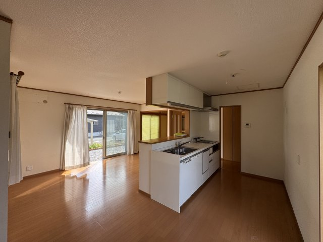 -三丁目不動産-　寄居町富田　注文住宅　駐車4台　カーポートの居間・リビング