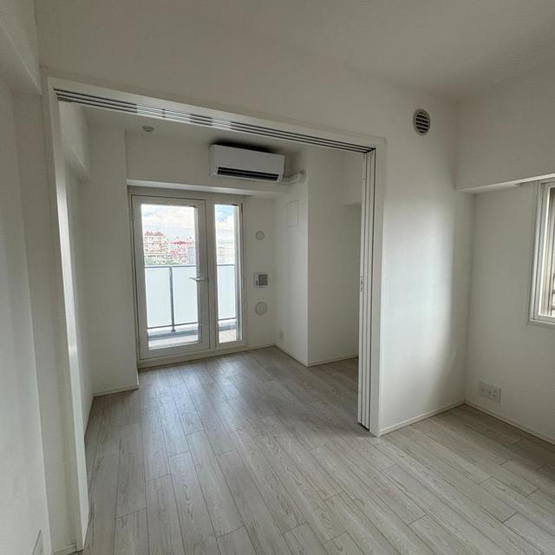 【居間・リビング】 | ※写真は同タイプ住戸です。 