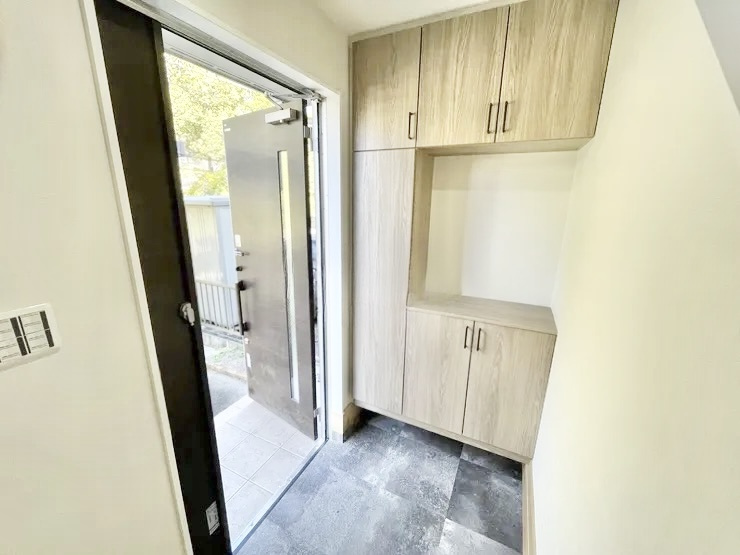 名古屋市北区楠1-2108-4　中古戸建の玄関