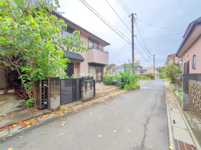 春日部市内牧　中古一戸建ての前面道路含む現地写真