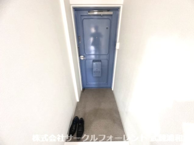 浦和白幡東中層住宅の玄関|明るい玄関です