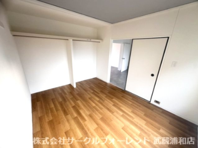 浦和白幡東中層住宅の内装|明るい色調の室内です