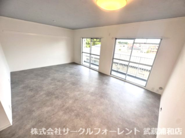 浦和白幡東中層住宅の居間・リビング|こちらの居間で趣味の時間をお楽しみください