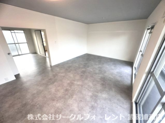 浦和白幡東中層住宅の居間・リビング|ゆったりとした居間です