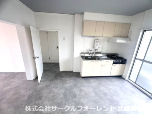 浦和白幡東中層住宅の内装|明るい色調の室内です