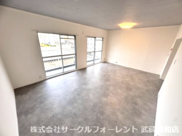 浦和白幡東中層住宅の居間・リビング|ゆったり過ごせる居間です