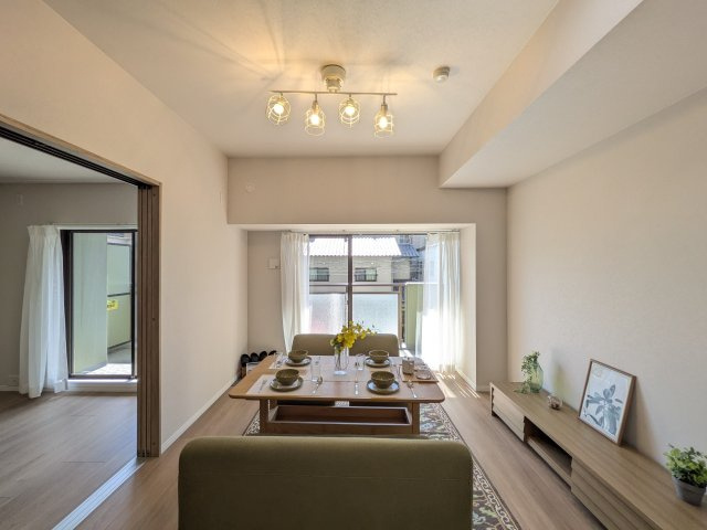 【居間・リビング】 | ☆ホームステージングしています。家具は撮影用です。
