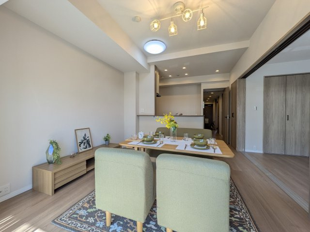 【居間・リビング】 | ☆ホームステージングしています。家具は撮影用です。
