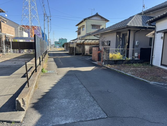 藤枝市　稲川　中古住宅　３LDKの前面道路含む現地写真