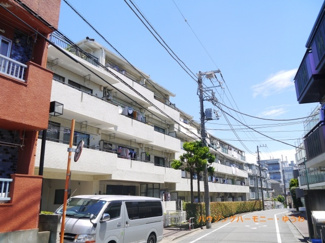 【外観】 | モダンでスタイリッシュな印象を与えるグレーを基調とした外観。
