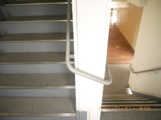 【その他共用部分】 | 当該マンションには、エレベーターがありません。上階へは、階段利用となります。