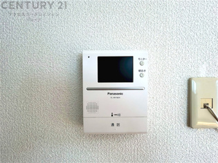 訪問者が来たときにテレビ画面で確認できるため、安心してドアを開けられます。録画機能があるものもあり、留守中に来訪者を記録しておくことができます。利便性が高く、セキュリティ面でも安心です。