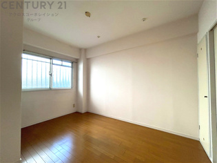 明るい色合いのフローリングとクロスを使用した洋室は家具やインテリアとも調和しやすく空間が広く感じられ開放感を生み出します。自然光を効果的に反射し、室内を明るく保つため、日中の照明使用を抑えられます。