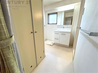 衣服の収納や脱ぎ着や整理整頓がしやすく、湿った衣類を乾燥させるスペースがありカビや臭いの発生を防ぎます。床の汚れを他の部屋に持ち込まず清潔を保つことができます。また快適な入浴環境の整備にも役立ちます。