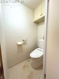 温水洗浄便座付トイレは温水洗浄機能により、暖かい水でおしりを洗浄することができ、冷たい水を使う従来の便座に比べ、温水洗浄機能で暖かいトイレを提供し、快適な使用を可能にします。