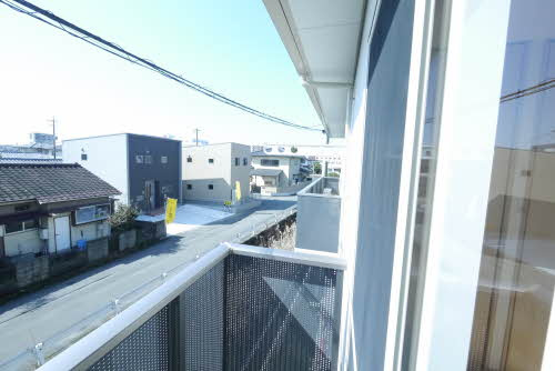 熊本市中央区出水７丁目のアパートのバルコニー