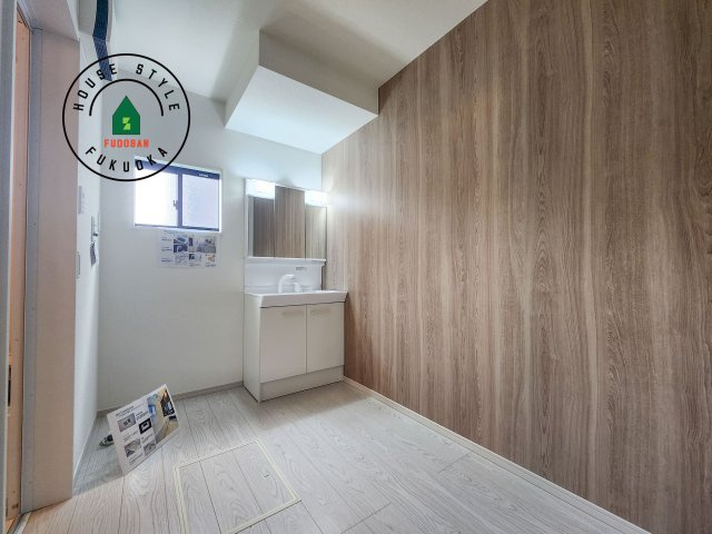 福岡市東区雁の巣1丁目第3-1棟(１号棟)の内観：施工例|ゆとりの洗面スペースで朝の身支度もスムーズに。暮らしを快適に変えるシャワー付洗面台です！