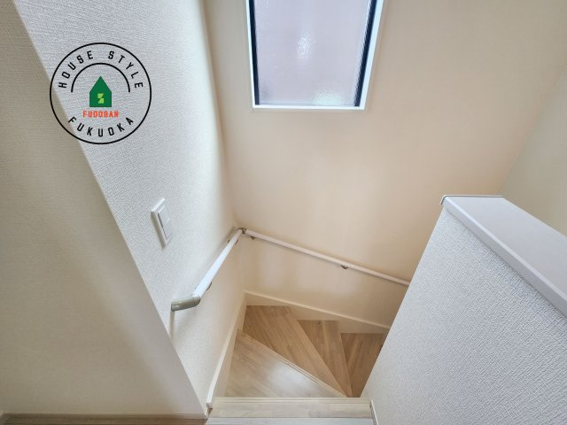 福岡市東区雁の巣1丁目第3-1棟(１号棟)の内観：施工例|階段からも明るい光が入ります。採光や通風も階段の重要な役割です。