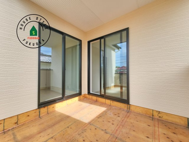 福岡市東区雁の巣1丁目第3-1棟(１号棟)の外観：施工例|風をしっかりと感じられるバルコニーでは、毎日が洗濯日和です。広々としているので洗濯も楽しくなるでしょうし、気分転換にバルコニーからの眺めを楽しむのもいいでしょう。