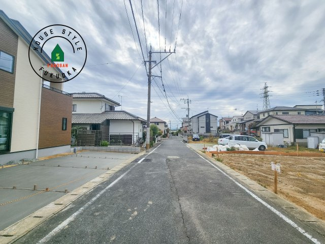 福岡市東区雁の巣1丁目第3-1棟(１号棟)の前面道路含む現地写真|前面道路は閑静な住宅地をはしる車通りの少ない道路。お車の出し入れが苦手なママや小さなお子様にも安心ですね。しっかり舗装もされているので、ベビーカーや自転車で通っても快適に通行できます。
