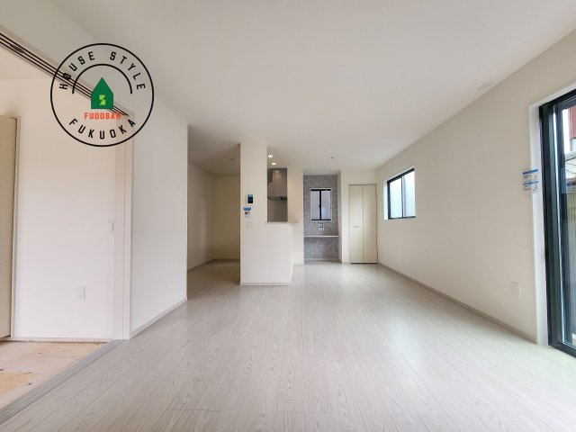 福岡市東区雁の巣1丁目第3-1棟(１号棟)の内観：施工例|ご家族を近くに感じられる対面キッチンのLDK。会話もはずみそうですね。