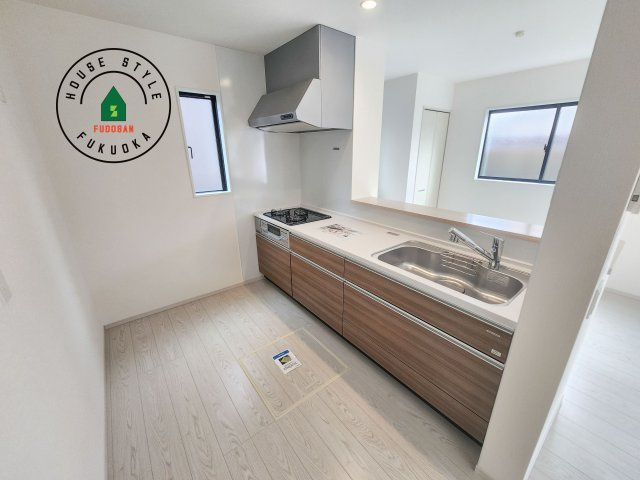 福岡市東区雁の巣1丁目第3-1棟(１号棟)の内観：施工例|ダイニングテーブルへの配膳がラクラク、お料理はかどるカウンター付きシステムキッチン！