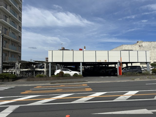 ミレニオ土浦レイクサイドアベニューの駐車場|道路側には自走式立体駐車場があり、その奥に平置きの駐車場があります。
