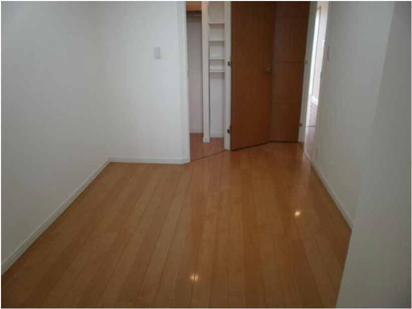 ミレニオ土浦レイクサイドアベニューの洋室|北側の洋室２部屋には、ウォークインクローゼットが付いています。写真は玄関入って左のお部屋です。