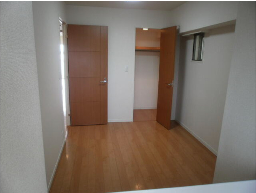 ミレニオ土浦レイクサイドアベニューの洋室|北側の洋室２部屋には、ウォークインクローゼットが付いています。写真は玄関入って右のお部屋です。