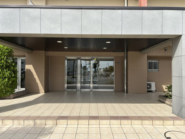 ミレニオ土浦レイクサイドアベニュー|エントランスを入ると管理人室があり、その先はオートロックになっています。