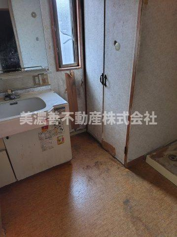 ６５８６２　岐阜市大福町中古戸建ての洗面所