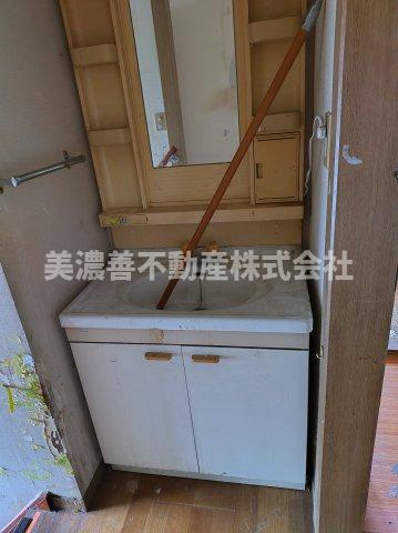 ６５８６２　岐阜市大福町中古戸建ての洗面所