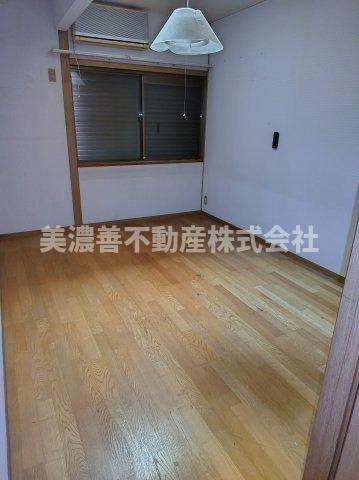 ６５８６２　岐阜市大福町中古戸建ての洋室