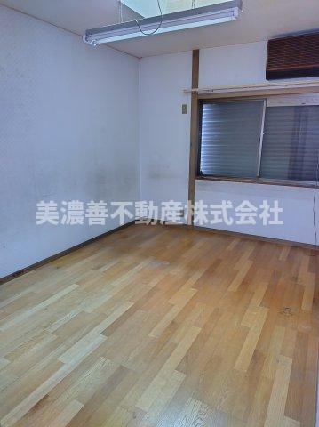 ６５８６２　岐阜市大福町中古戸建ての洋室