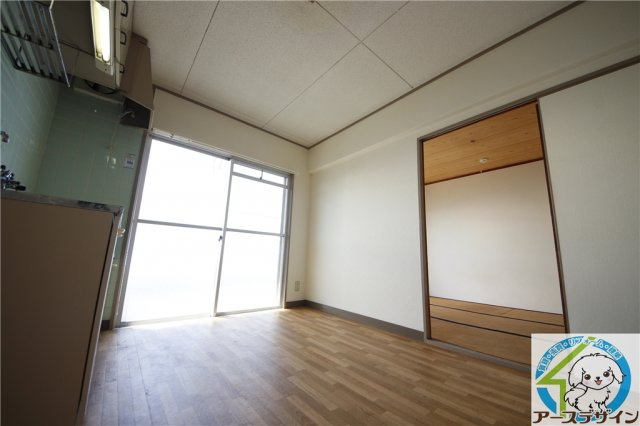 第一イワサキビルの居間・リビング