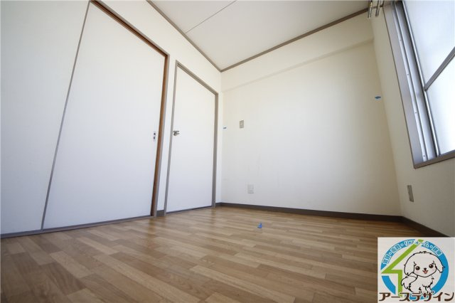 第一イワサキビルの洋室