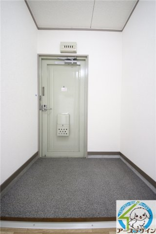 第一イワサキビルの玄関
