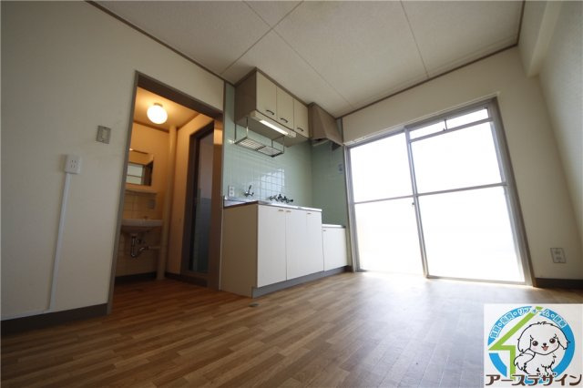 第一イワサキビルの居間・リビング