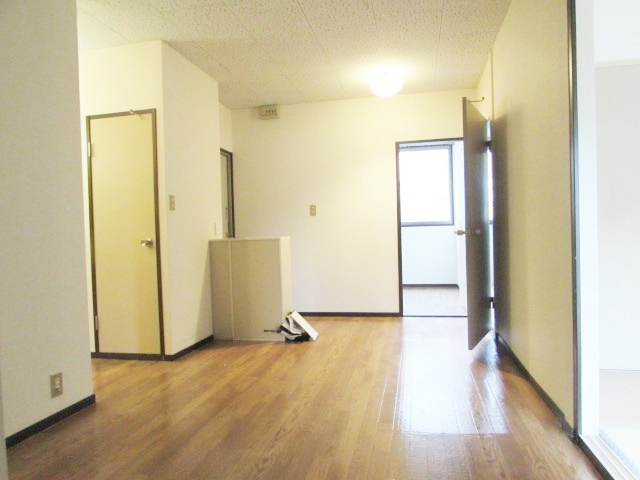 ハイツ椿園2の居間・リビング|こちらの居間で趣味の時間をお楽しみください