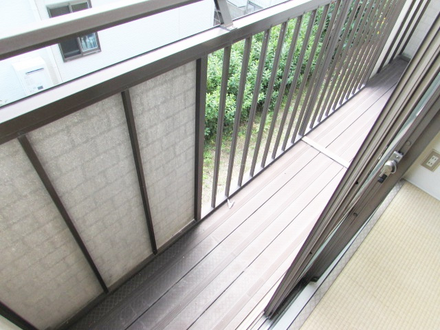 ハイツ椿園2のバルコニー|暖かな日差しのふりそそぐバルコニー